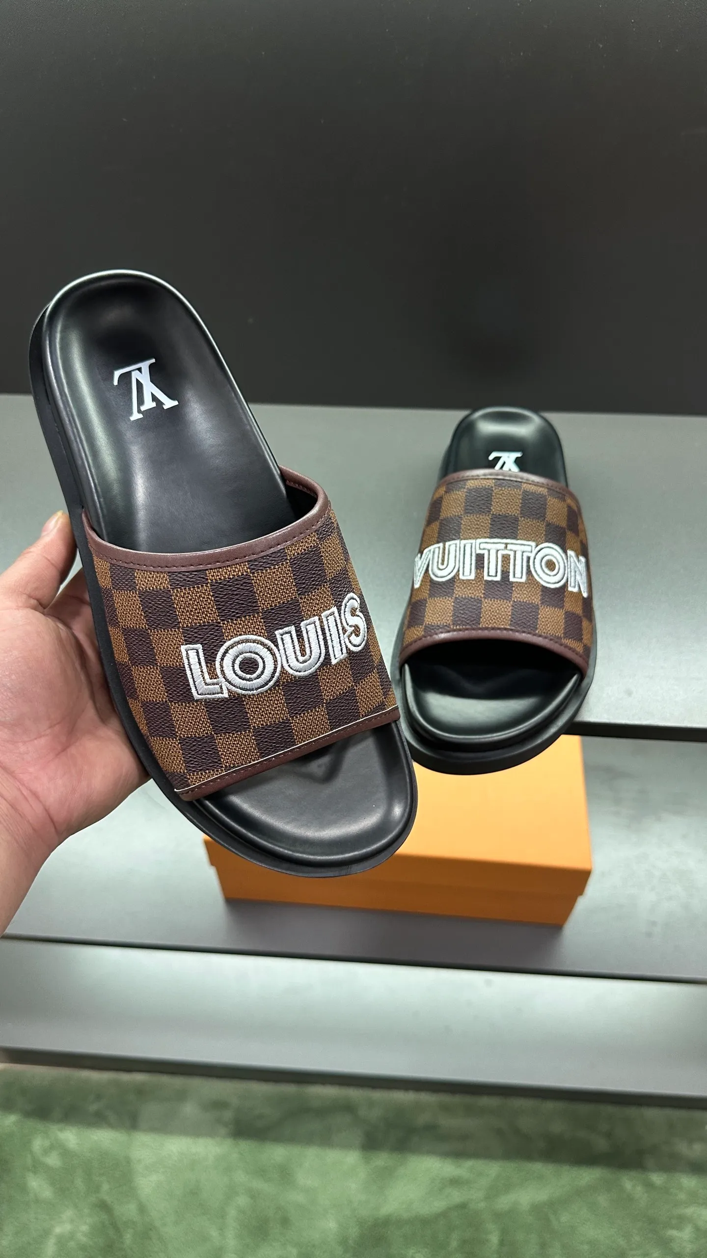 [L Home] P: 300💰Size: 38-45 Top purchasing lv men's summer slippers, classic presbyopia with soft real leather lining, unique color splicing effect, distinctive personality, fashionable and trendy essential style, light and comfortable. Lightweight and tough rubber insole, micro ridged foam outsole, super comfortable!